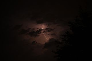 Un éclairs qui traverse les nuages